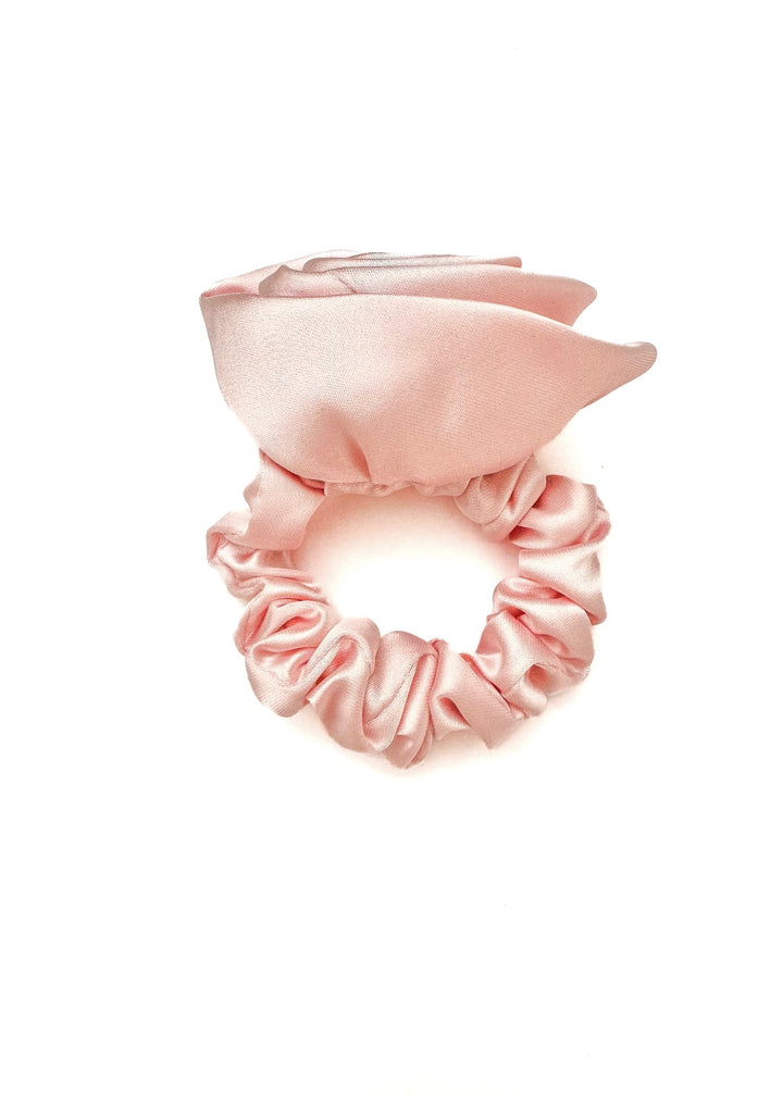 Bébé bleu en forme de rose brouteuse