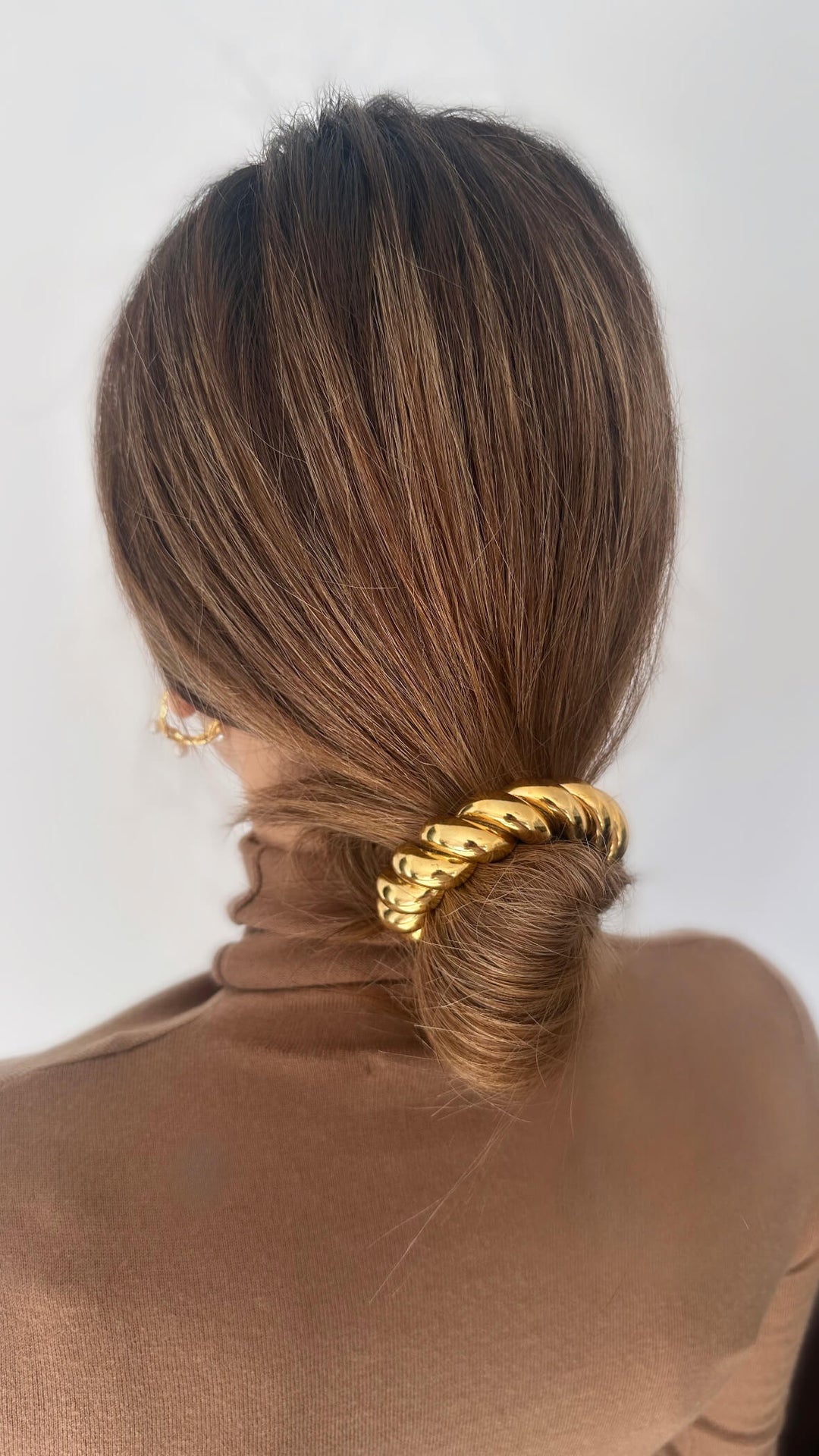 Twisted 18K gold plated hair cuff on model