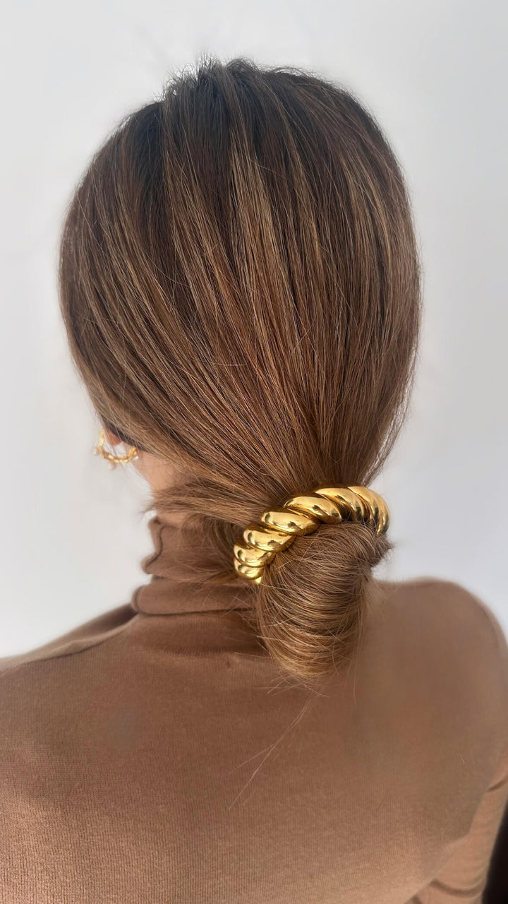 Twisted 18K gold plated hair cuff on model